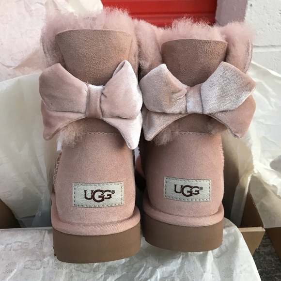 UGG Shoes - UGG water resistant Bailey bow II ribbon Sz 11 new